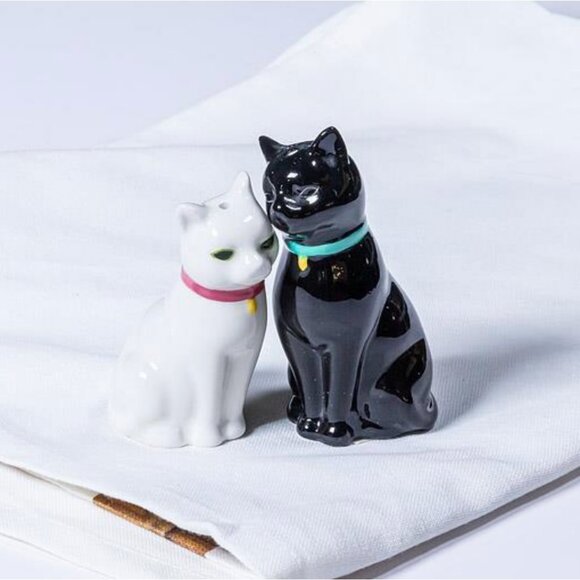 Cuddling Cats Ceramic Salt & Pepper Shakers - Picture 1 of 10